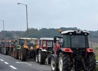 Τρίκαλα: Παραμένουν στα μπλόκα οι αγρότες της Δυτικής Θεσσαλίας