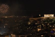 Με μουσική, drones και πυροτεχνήματα άλλαξε η χρονιά στα δύο χριστουγεννιάτικα χωριά της Περιφέρειας Αττικής, στο Σύνταγμα και στη Θεσσαλονίκη