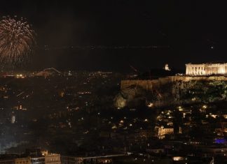 Με μουσική, drones και πυροτεχνήματα άλλαξε η χρονιά στα δύο χριστουγεννιάτικα χωριά της Περιφέρειας Αττικής, στο Σύνταγμα και στη Θεσσαλονίκη