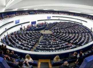 Το Ευρωπαϊκό Κοινοβούλιο «παγώνει» την επικύρωση της εμπορικής συμφωνίας ΕΕ-ΗΠΑ