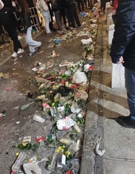 σκουπίδια+από+πάρτι+Πρωτοχρονιάς+1