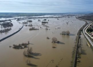 Αγωνία και επιφυλακή στον Έβρο, μάχη με τα νερά σε Λάβαρα και γύρω περιοχές