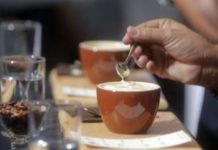 Ένα καφέ με μάνατζeρ την Τεχνητή Νοημοσύνη άνοιξε πρόσφατα σε συνοικία της Στοκχόλμης