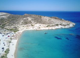 Τα Πράσσα Κιμώλου στις παραλίες που προτείνει το Conde Nast Traveller