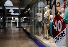 Ανοικτά αύριο τα καταστήματα για την πρώτη Κυριακή των θερινών εκπτώσεων