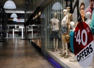 Ανοικτά τα καταστήματα για την πρώτη Κυριακή των θερινών εκπτώσεων