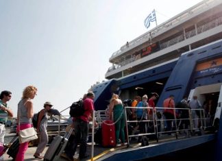 Αυξημένη η έξοδος των αδειούχων του καλοκαιριού από τα λιμάνια της Αττικής