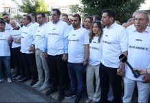 Θεσσαλονίκη: Ανθρώπινη αλυσίδα από στελέχη και μέλη της ΝΔ και της ΟΝΝΕΔ για τον θάνατο της Βάγιας Νέστορα