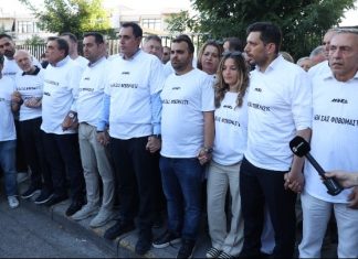 Θεσσαλονίκη: Ανθρώπινη αλυσίδα από στελέχη και μέλη της ΝΔ και της ΟΝΝΕΔ για τον θάνατο της Βάγιας Νέστορα