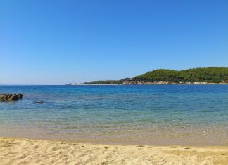 Έλεγχοι με drones και MyCoast σε πάνω από 300 παραλίες – Πρόστιμα έως 73.000 ευρώ και σφραγίσεις επιχειρήσεων για παραβάσεις