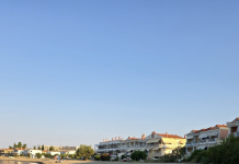 Απελευθερώθηκε η παραλία της Γερακινής από πακτωμένες ομπρέλες και ξαπλώστρες
