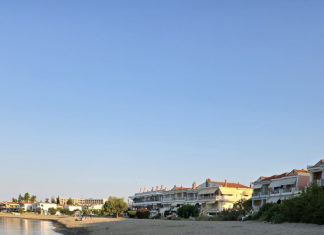 Απελευθερώθηκε η παραλία της Γερακινής από πακτωμένες ομπρέλες και ξαπλώστρες