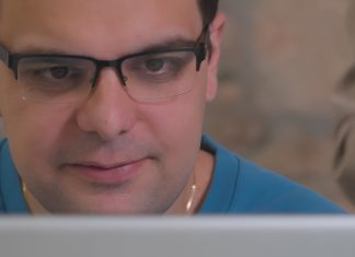 ΑΦΙΕΡΩΜΑ – Οι αόρατοι επιμελητές της ψηφιακής πολιτιστικής κληρονομιάς: Άτομα με αναπηρία δίνουν ταυτότητα στις συλλογές του SearchCulture.gr
