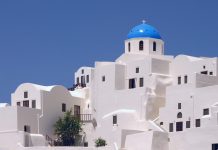 Η Σαντορίνη βγαίνει από την «καρτ-ποστάλ» και μπαίνει στο μετρό του Παρισιού