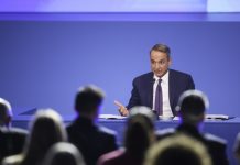 «ΠΑΣΟΚ ωραία χρόνια, πλαστικά σημαιάκια και τρακτέρ» – Το «καρφί» Μητσοτάκη για τις υποσχέσεις της αντιπολίτευσης