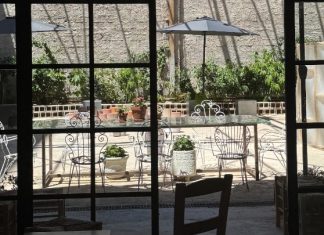 sympan: Ένα παλιό μηχανουργείο στον Πειραιά μεταμορφώθηκε σε χώρο design, τέχνης και φιλοξενίας