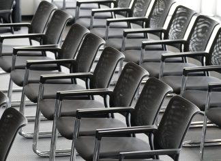 EY: Περισσότερες συγχωνεύσεις και εξαγορές στις χρηματοοικονομικές υπηρεσίες παγκοσμίως το α’ εξάμηνο του 2026, αλλά λιγότερα megadeals
